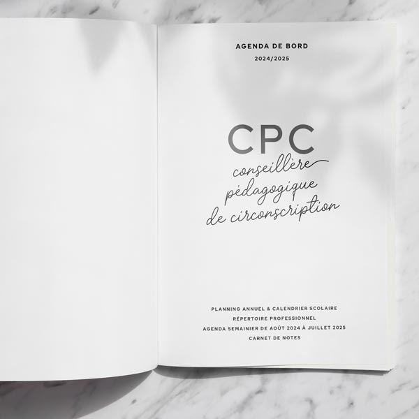 //www.agenda-enseignant.fr/wp-content/uploads/2024/06/agenda-2024-2025-conseillere-peda-photo-04.jpg
