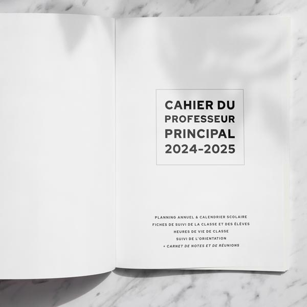 //www.agenda-enseignant.fr/wp-content/uploads/2024/08/cahier-2024-2025-prof-principal-photo-04.jpg
