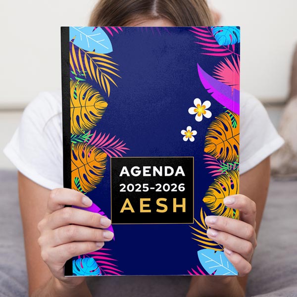 //www.agenda-enseignant.fr/wp-content/uploads/2025/04/agenda-2025-2026-aesh-photo-01.jpg