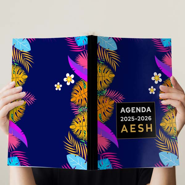 //www.agenda-enseignant.fr/wp-content/uploads/2025/04/agenda-2025-2026-aesh-photo-02.jpg