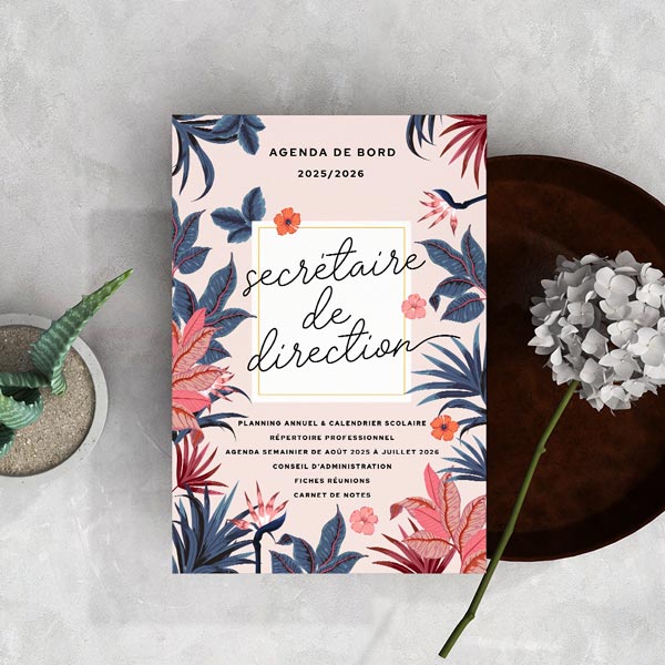//www.agenda-enseignant.fr/wp-content/uploads/2025/04/agenda-2025-2026-secretaire-de-direction-photo-03.jpg