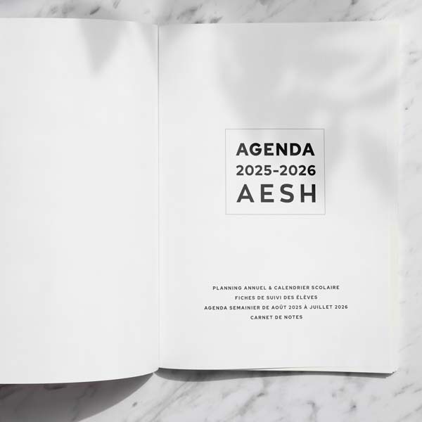 //www.agenda-enseignant.fr/wp-content/uploads/2025/05/agenda-2025-2026-aesh-photo-04.jpg