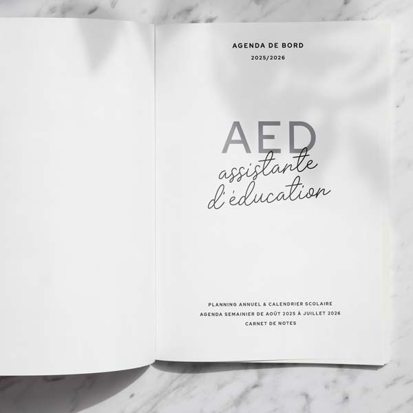 //www.agenda-enseignant.fr/wp-content/uploads/2025/05/agenda-2025-2026-assistante-education-photo-04.jpg