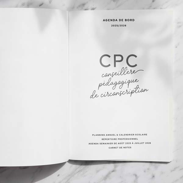 //www.agenda-enseignant.fr/wp-content/uploads/2025/05/agenda-2025-2026-conseillere-peda-photo-04.jpg