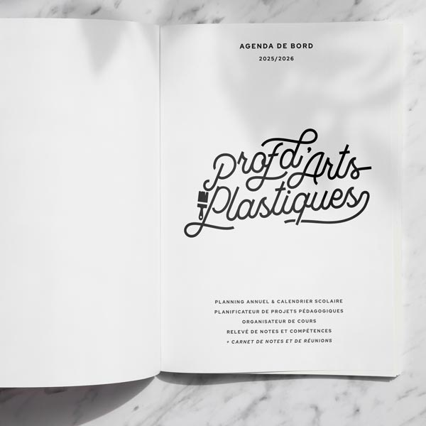 //www.agenda-enseignant.fr/wp-content/uploads/2025/05/agenda-2025-2026-prof-arts-plastiques-photo-04.jpg