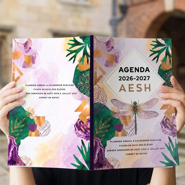 //www.agenda-enseignant.fr/wp-content/uploads/2026/05/agenda-2026-2027-aesh-photo-02.jpg